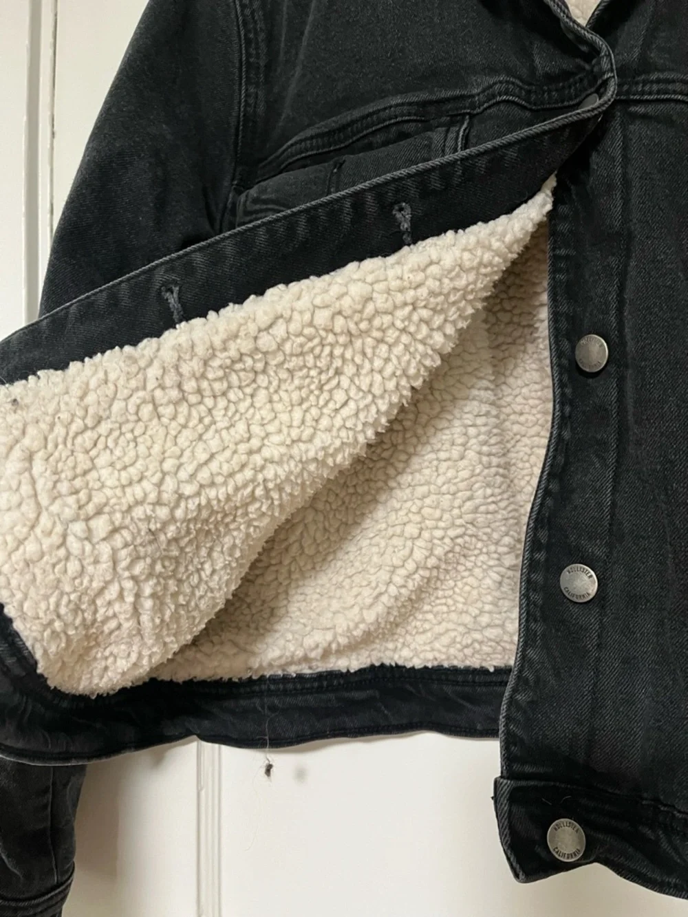 Hollister Black Denim Jacket with White Sherpa Collar - Picture 4 of 4